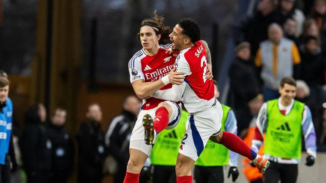 Riccardo Calafiori festeja golo frente ao Wolverhamtpon