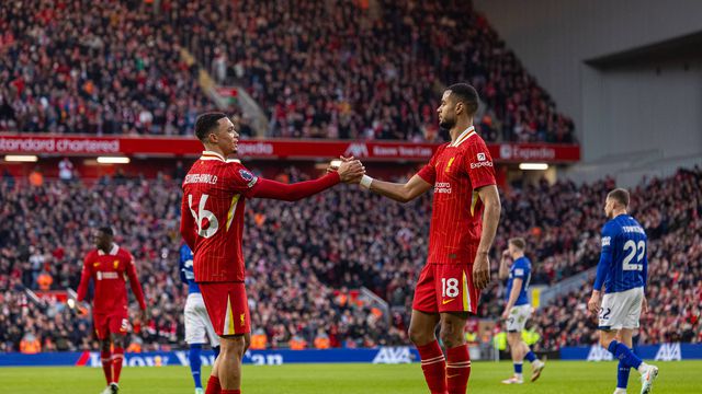 Cody Gakpo cumprimenta Alexander-Arnold para celebrar golo do Liverpool