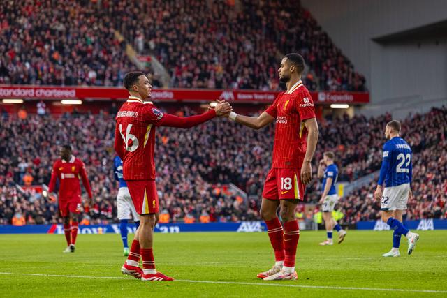 Cody Gakpo cumprimenta Alexander-Arnold para celebrar golo do Liverpool