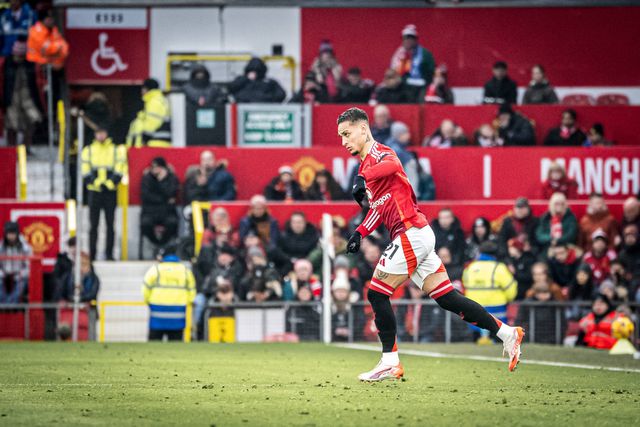 Antony entra em campo em Old Trafford