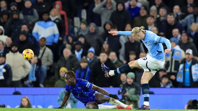 Haaland marca um golo de fora da área ao Chelsea