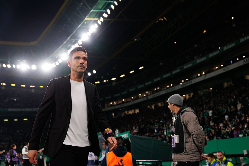 Tiago Margarido caminha junto à área técnica