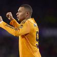 Mbappé çevanta os punhos em celebração do golo que marcou ao Real Valladolid