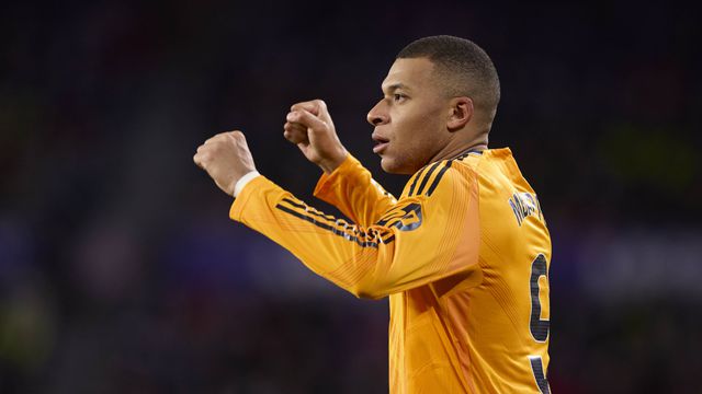 Mbappé çevanta os punhos em celebração do golo que marcou ao Real Valladolid