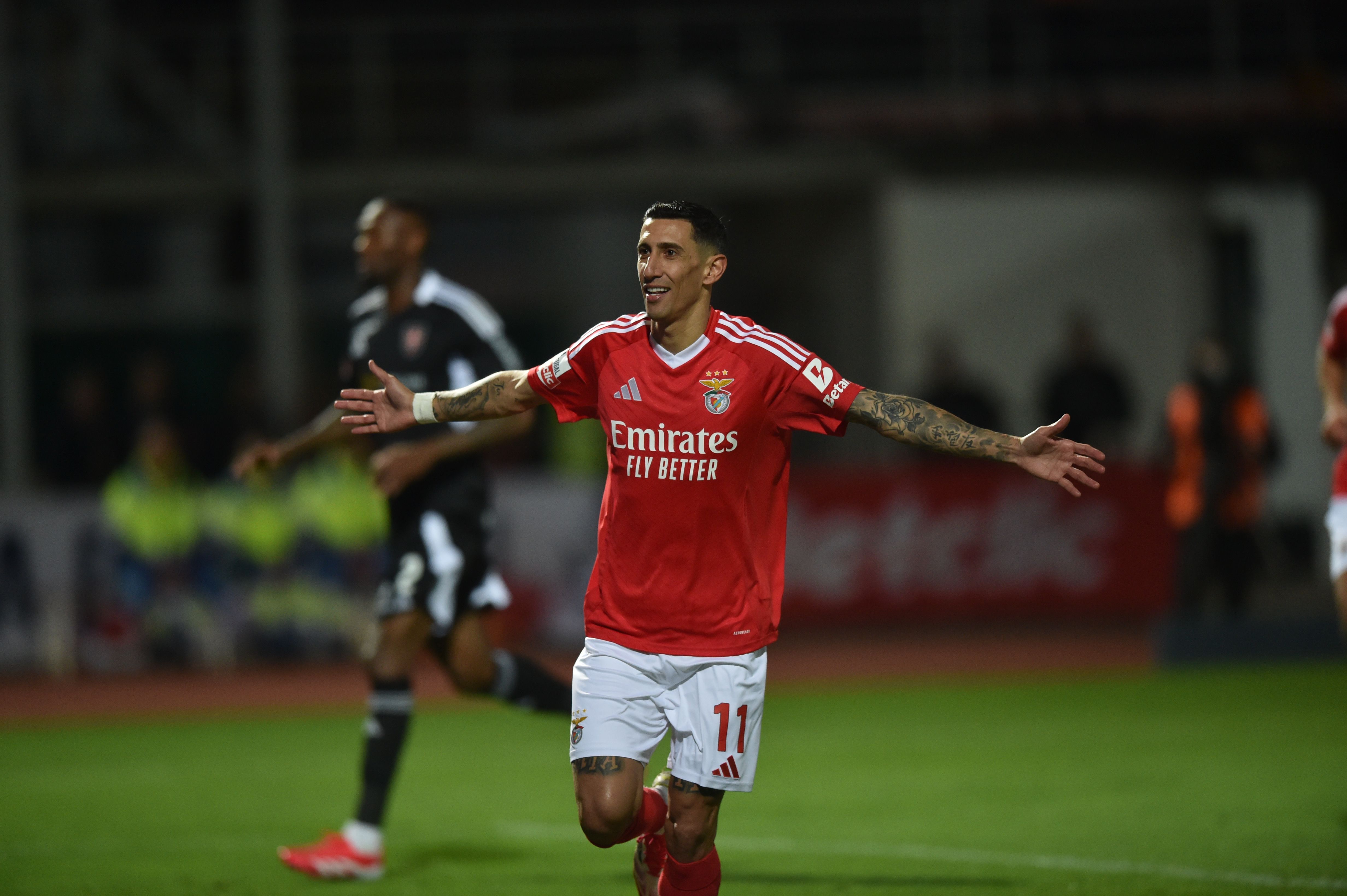 VÍDEO: Di María marca de penálti para o Benfica