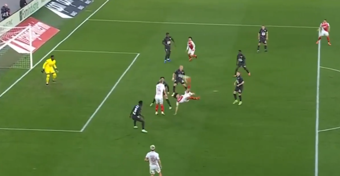 O momento do remate acrobático de Akliouche