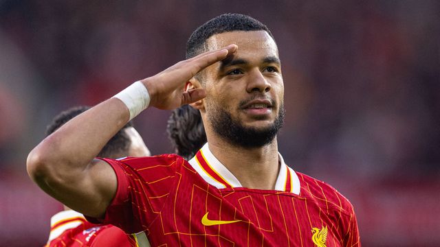 Cody Gakpo faz uma saudação de capitão, o seu festejo quando marca