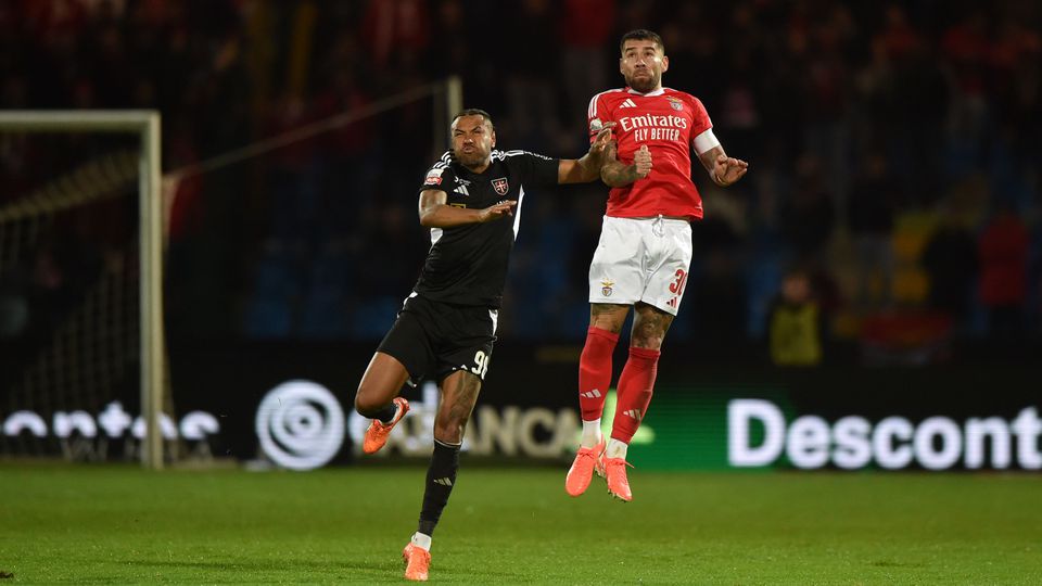 Otamendi salta mais alto que Cassiano