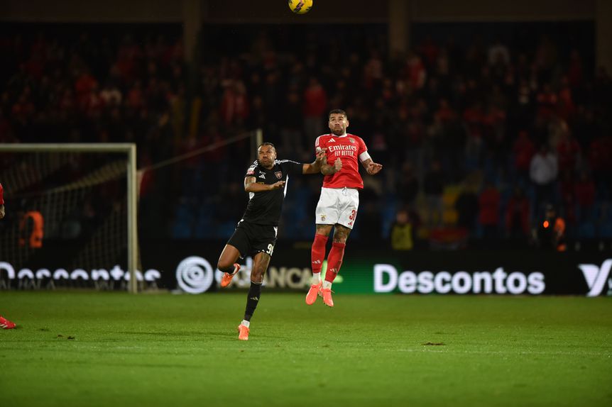 Otamendi salta mais alto que Cassiano