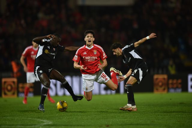 Manu derrubado à entrada da área do Casa Pia perto dp fim do jogo