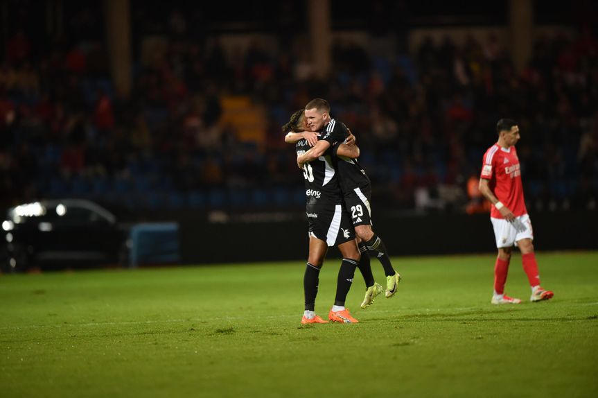 Livolant abraça Cassiano, após um golo do Casa Pia ao Benfica