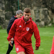 Licas Fernandes controla a bola num treino do Aves SAD