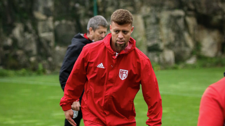 Licas Fernandes controla a bola num treino do Aves SAD