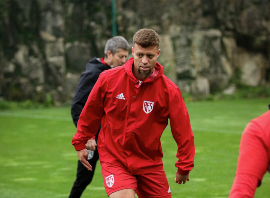 Licas Fernandes controla a bola num treino do Aves SAD