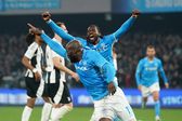 Romelu Lukaku aponta para o céu enquanto celebra o golo marcado à Juventus e Anguissa grita atrás do companheiro do Nápoles