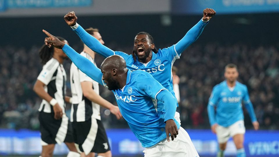 Romelu Lukaku aponta para o céu enquanto celebra o golo marcado à Juventus e Anguissa grita atrás do companheiro do Nápoles