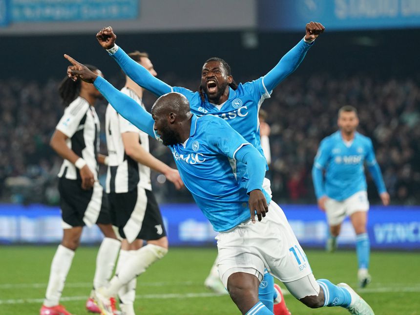 Romelu Lukaku aponta para o céu enquanto celebra o golo marcado à Juventus e Anguissa grita atrás do companheiro do Nápoles