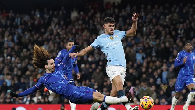 Matheus Nunes disputa a bola com Cucurella, enquanto Robert Sánchez sai da baliza do Chelsea