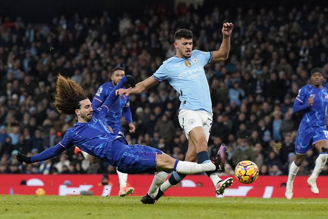 Matheus Nunes disputa a bola com Cucurella, enquanto Robert Sánchez sai da baliza do Chelsea