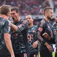 Jogadores do Bayern a celebrarem o golo de Harry Kane no Friburgo-Bayern