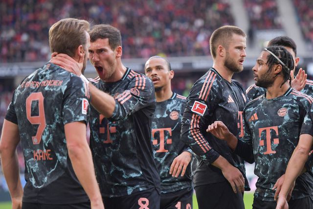 Jogadores do Bayern a celebrarem o golo de Harry Kane no Friburgo-Bayern