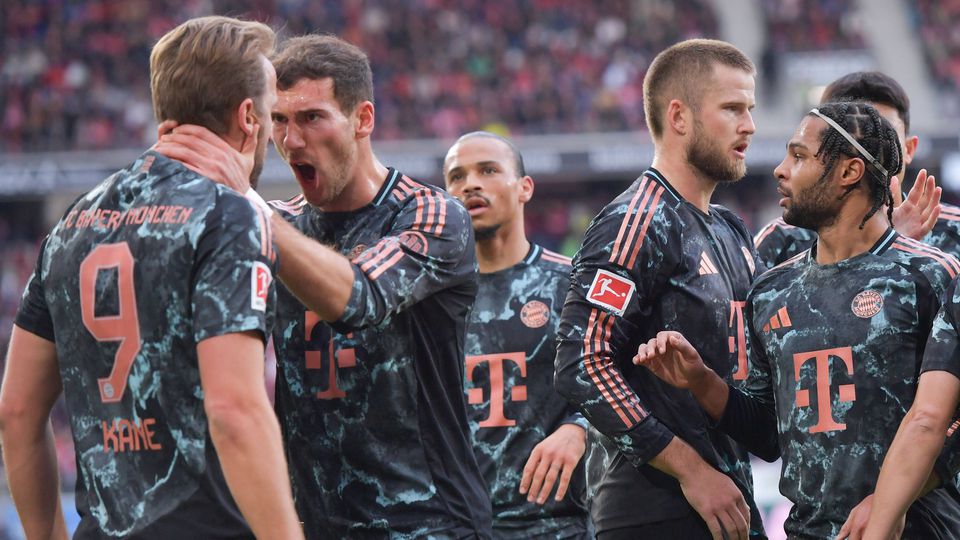 Jogadores do Bayern a celebrarem o golo de Harry Kane no Friburgo-Bayern