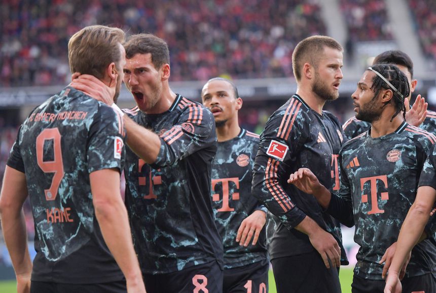 Jogadores do Bayern a celebrarem o golo de Harry Kane no Friburgo-Bayern