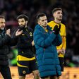 Vítor Pereira e Pablo Sarabia agradecem aos adeptos do Wolverhampton, após a derrota em casa com o arsenal