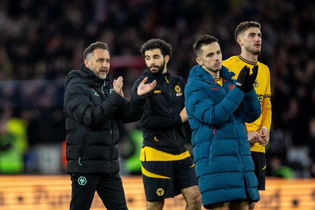 Vítor Pereira e Pablo Sarabia agradecem aos adeptos do Wolverhampton, após a derrota em casa com o arsenal