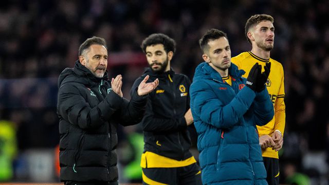 Vítor Pereira e Pablo Sarabia agradecem aos adeptos do Wolverhampton, após a derrota em casa com o arsenal