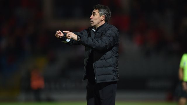 Bruno Lage dá indicações à equipa no jogo com o Casa Pia, em Rio Maior