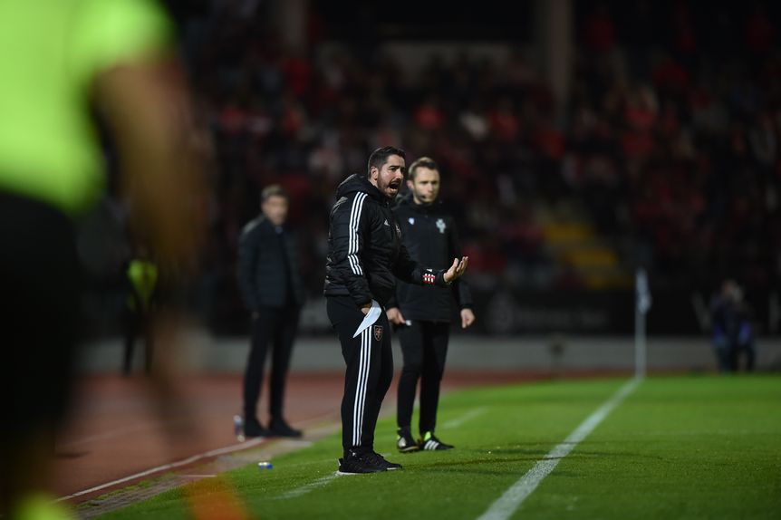 João Pereira dá indicações à equipa no jogo com o Benfica