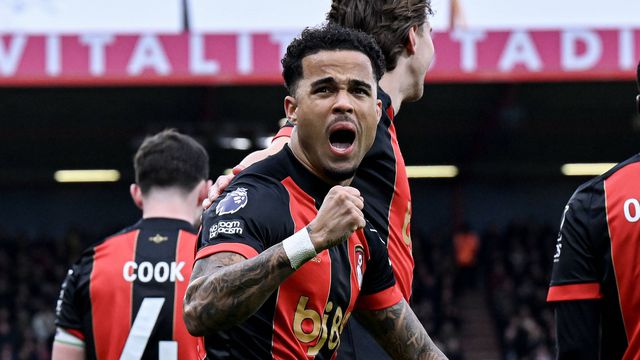 Justin Kluivert festeja golo marcado ao Forest