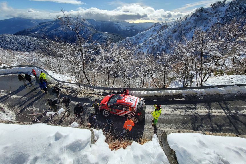 Sarrazin caiu abaixo da ponte e o público juntou-se para resgatar o piloto francês. IMAGO