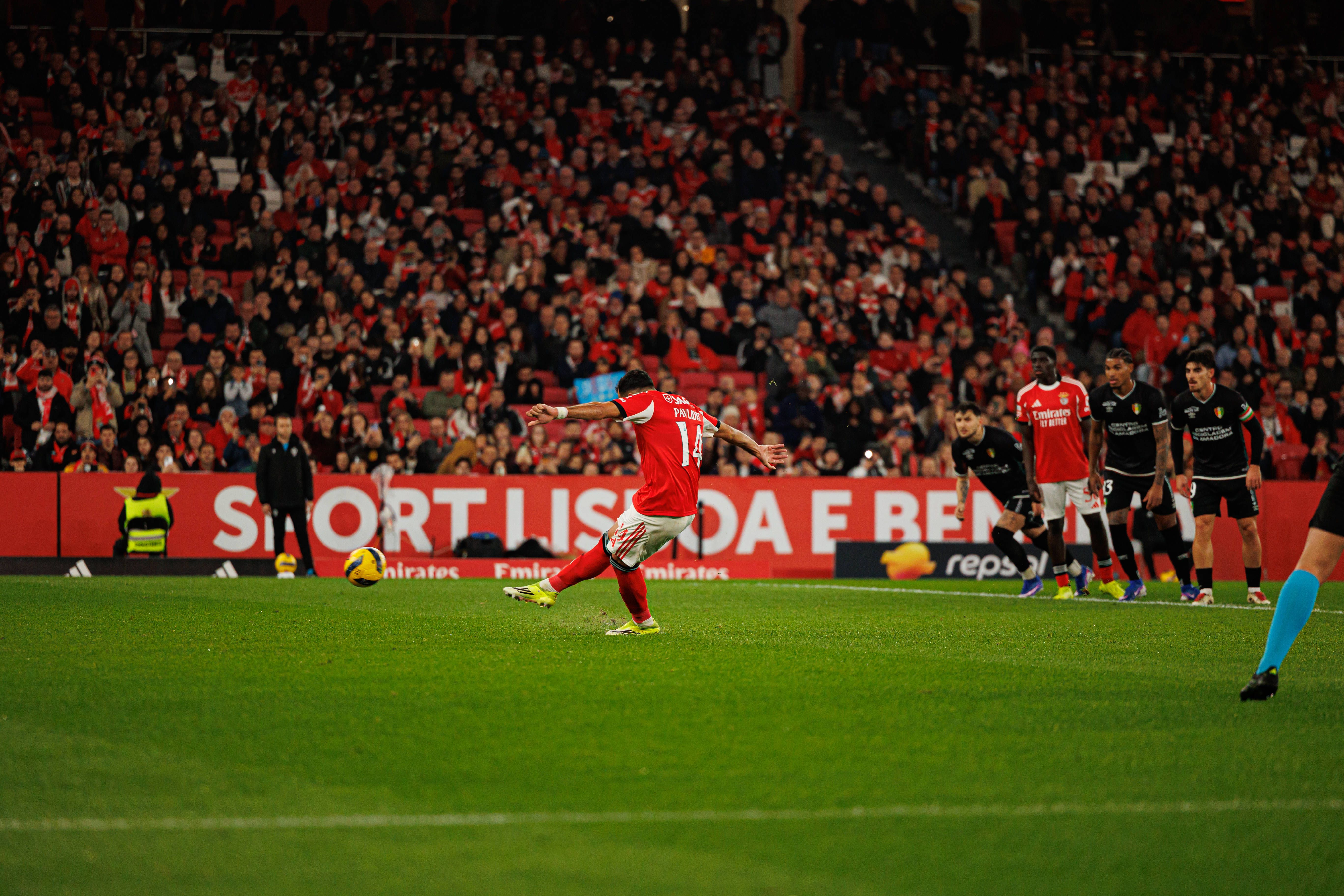 Penálti indefensável para Renan - Foto: IMAGO