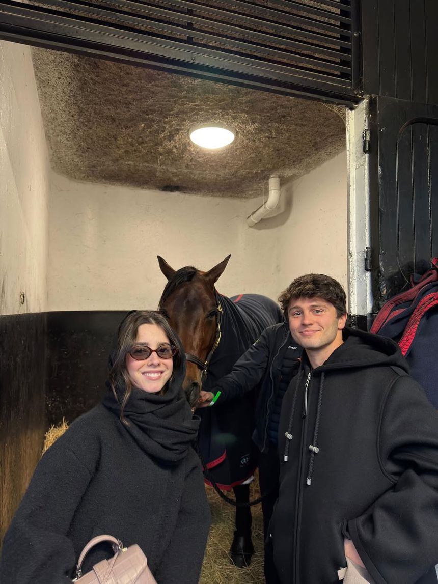 João Neves e Madalena Aragão no hipódromo de Paris - Foto: @joao_neves87