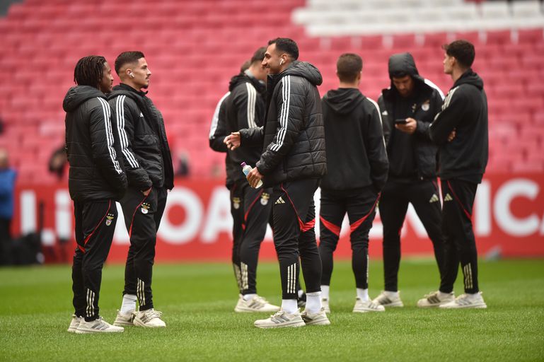 O diálogo entre os jogadores do Benfica no primeiro contacto com o Estádio da Luz - Foto: Miguel Nunes