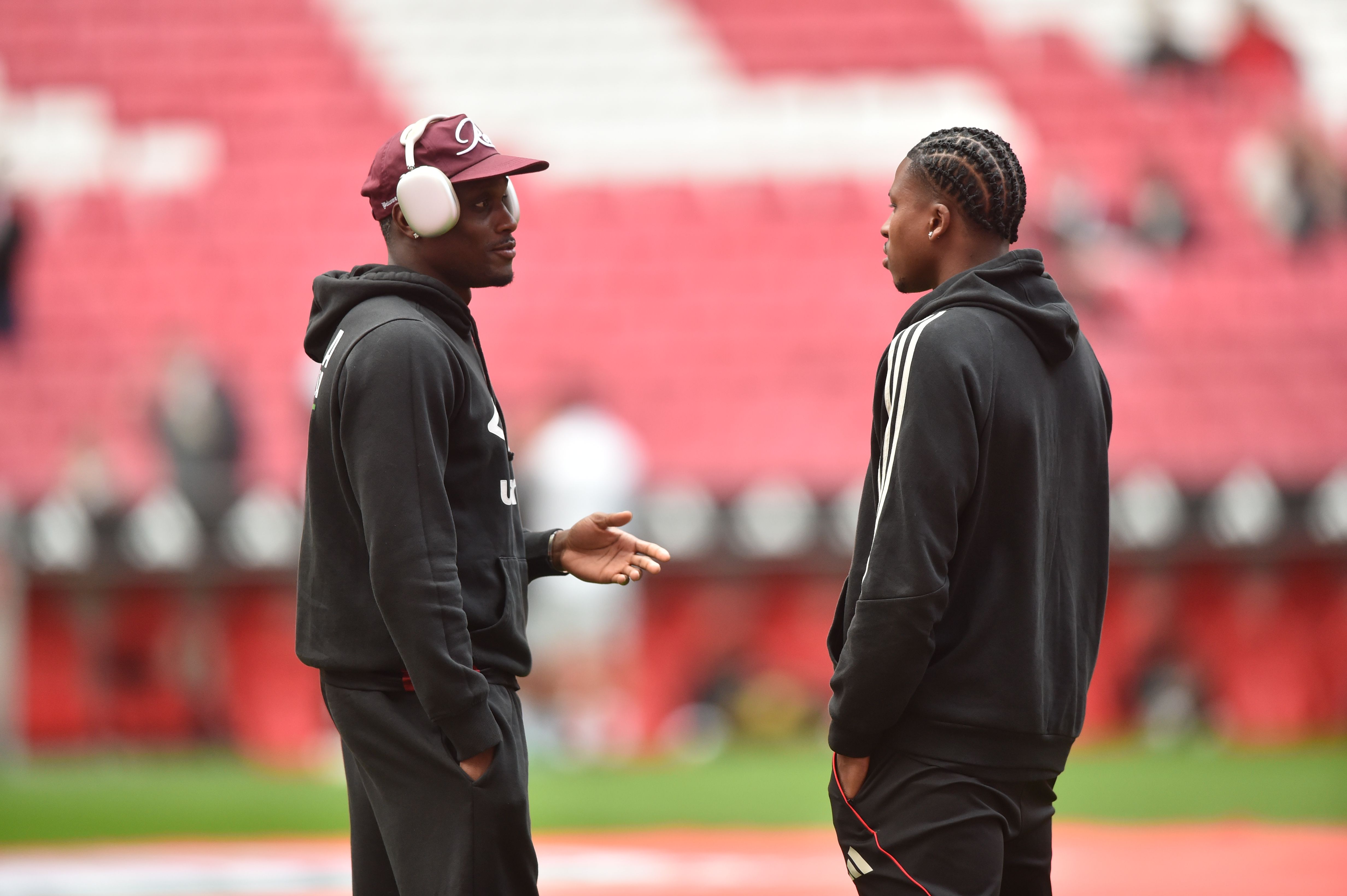 Jefferson Encada e Sidny Cabral, antigos companheiros no Estrela, à conversa - Foto: Miguel Nunes