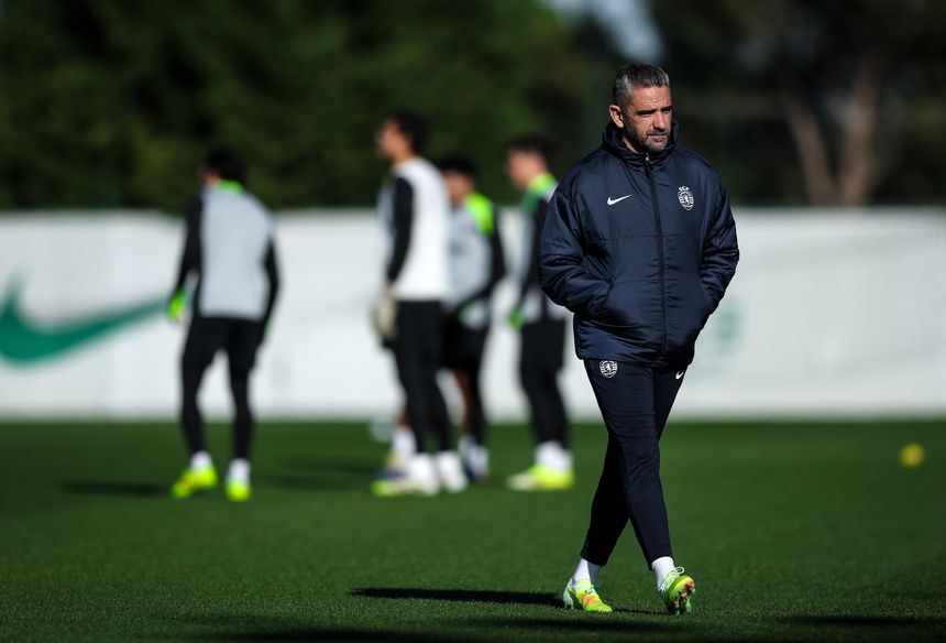 O treinador de 44 anos do Sporting, Rui Borges, em treino na Academia Cristiano Ronaldo, em Alcochete - Foto: SPORTING CP