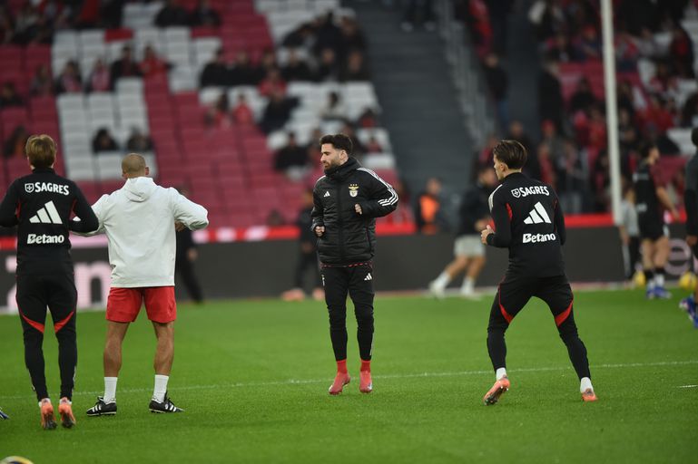 Rafa a aquecer no regresso à Luz - Foto: Miguel Nunes