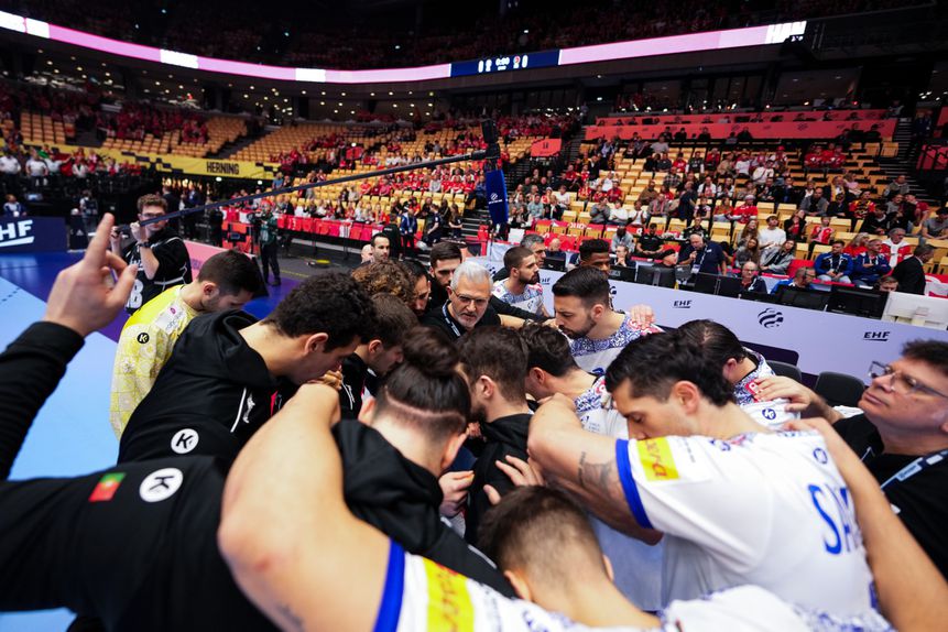 Seleção de andebol complicou as contas e o sonho das meias-finais. Foto Eva Manhart / kolektiff