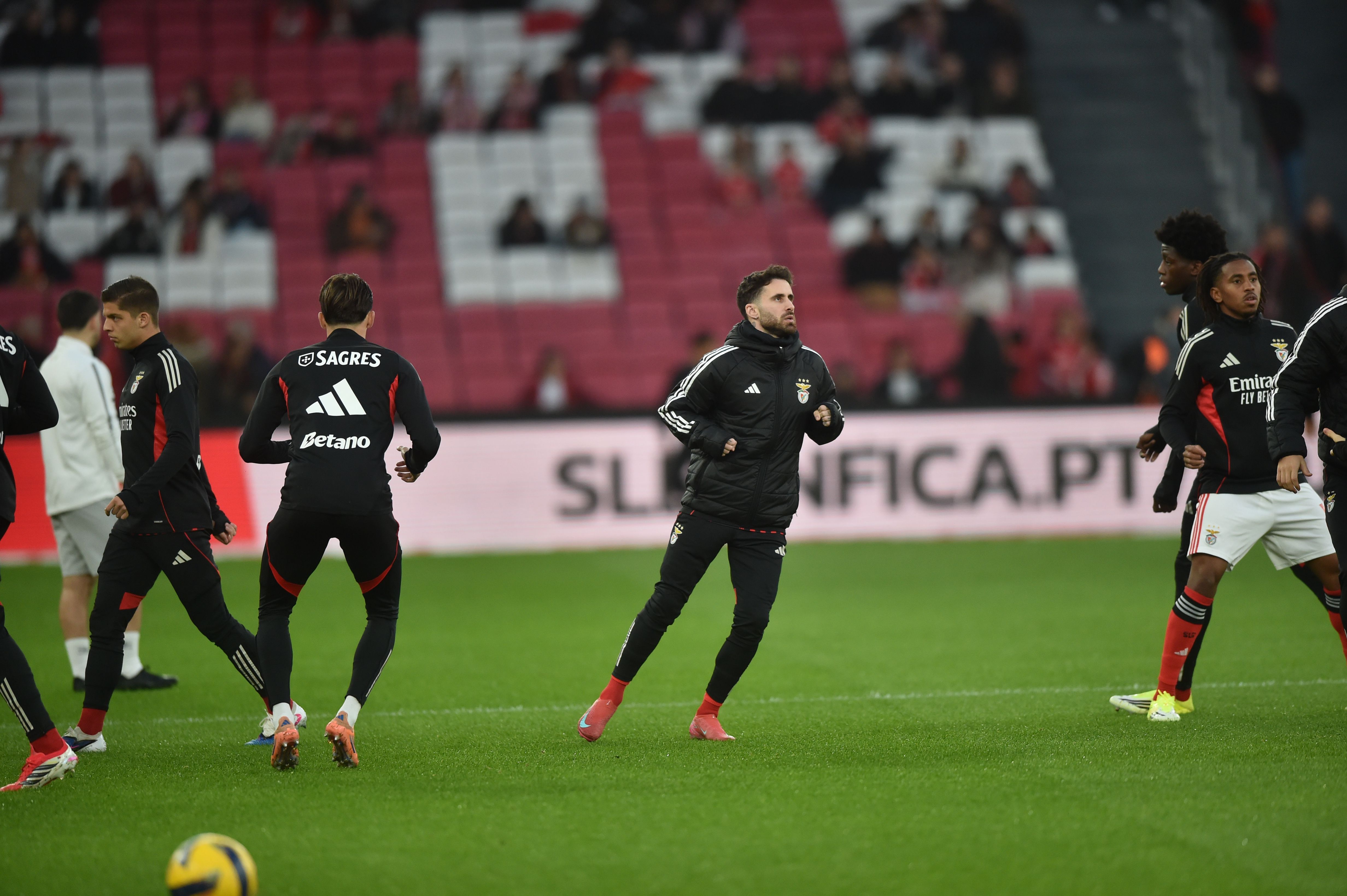 Rafa a aquecer no regresso à Luz - Foto: Miguel Nunes