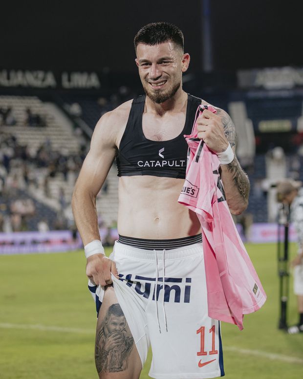 Alan Cantero exibiu tatuagem que tem de Messi na coxa direita - Foto: X/Alianza Lima