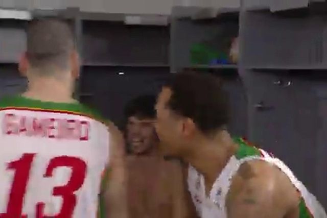 Sete anos à espera! A festa no balneário da Seleção após triunfo