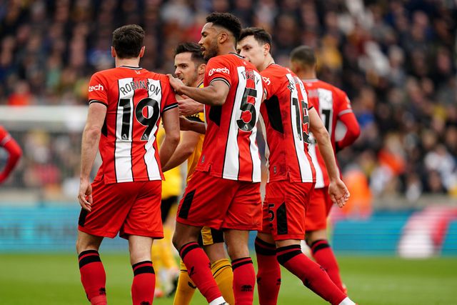 Colegas de equipa aos empurrões no Wolves-Sheffield United (vídeo)