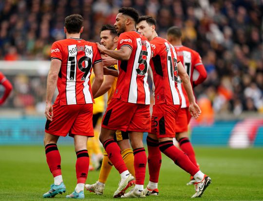 Colegas de equipa aos empurrões no Wolves-Sheffield United (vídeo)