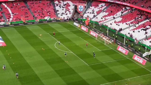Guarda-redes do Benfica aquecem para o duelo com o Portimonense