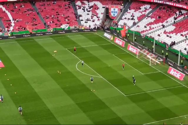 Guarda-redes do Benfica aquecem para o duelo com o Portimonense