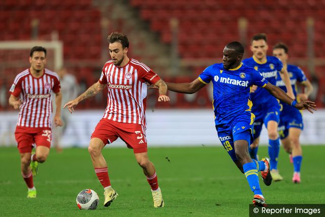 André Horta assiste para a 'cambalhota' do Olympiakos perto do fim