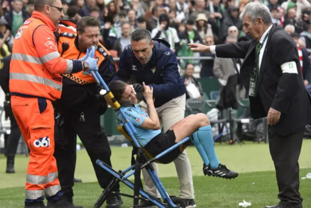 Árbitra assistente do Betis-Athletic ficou mal tratada após choque